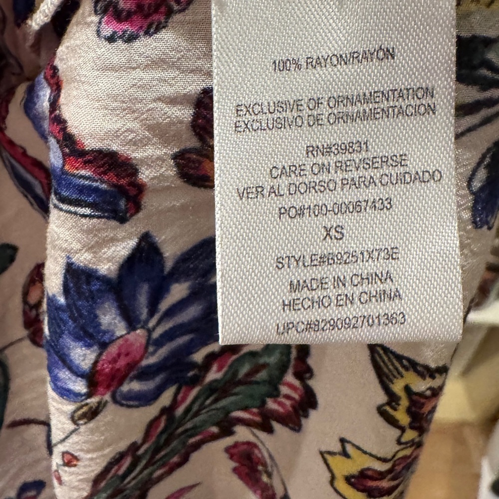 Democracy Floral Top peek-a-boo with wood bead detailing. Size XS - Picture 5 of 5